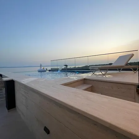 Deen Delux Penthouse, Infinity Pool