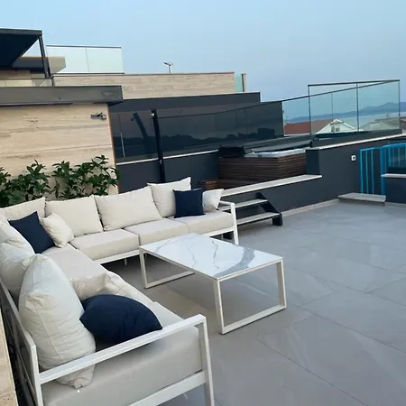 Deen Delux Penthouse, Infinity Pool
