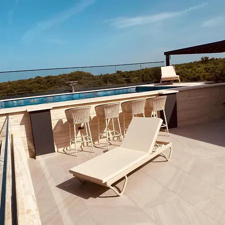 Deen Delux Penthouse, Infinity Pool Apartment