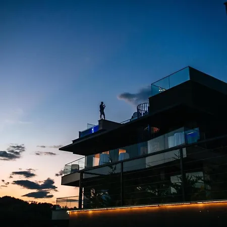 Deen Delux Penthouse, Infinity Pool Apartment Kozino